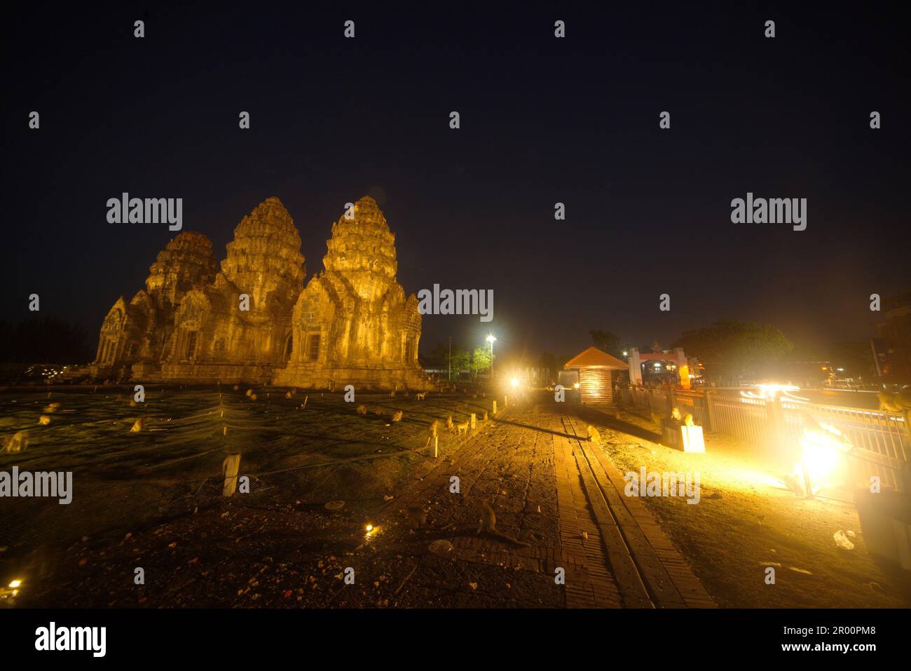 Die Nachtszene am Phra Prang Sam Yot Tempel ist eine antike Stätte und eine der wichtigsten historischen und archäologischen Stätten Stockfoto