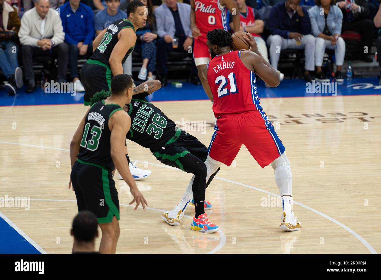 PHILADELPHIA, PA - 5. MAI: Joel Embiid #21 der 76ers kontrolliert den Ball während des Round 2 Game 3 der Eastern Conference Semi-Finals 2023 der NBA-Playoffs zwischen Boston Celtics und Philadelphia 76ers am 5. Mai 2023 im Wells Fargo Center in Philadelphia, PA. (Foto: Stephen Nadler/PxImages) Stockfoto