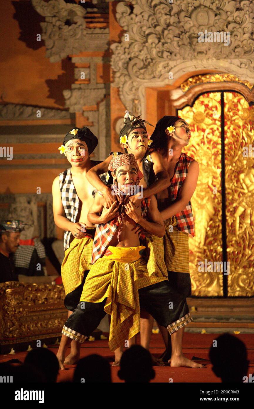 Clown-Figuren, lokal bekannt als „punokawan“ während der traditionellen balinesischen Legong- und Barong-Tanzshow im Königlichen Palast in Ubud, Bali, Indonesien. In der Regel dauert die Legong (auch mit Barong-Maskentänzerin) etwa 1,5 Stunden und ist eine der besten Shows in Ubud, die während der Hauptsaison immer mit Zuschauern gefüllt ist. Stockfoto