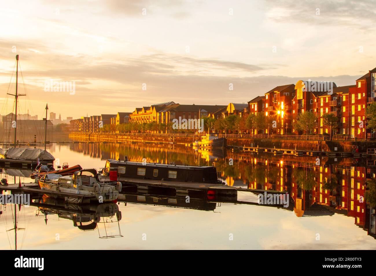 Preston, Lancashire. 6. Mai 2023 Wetter in Großbritannien. Trübe, ruhige, sonnige Tage beginnen den Tag in Preston, wenn die Sonne über dem Hafen am Flussufer der docklands aufgeht. Kredit MediaWorldImages/AlamyLiveNews Stockfoto