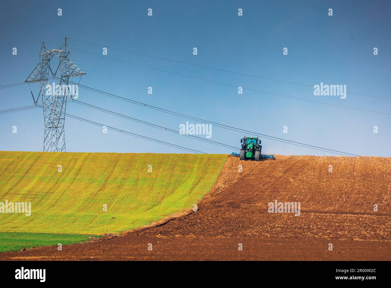 Landwirt in Vorbereitung der Flächen mit Saatbeet Grubber Traktor Stockfoto