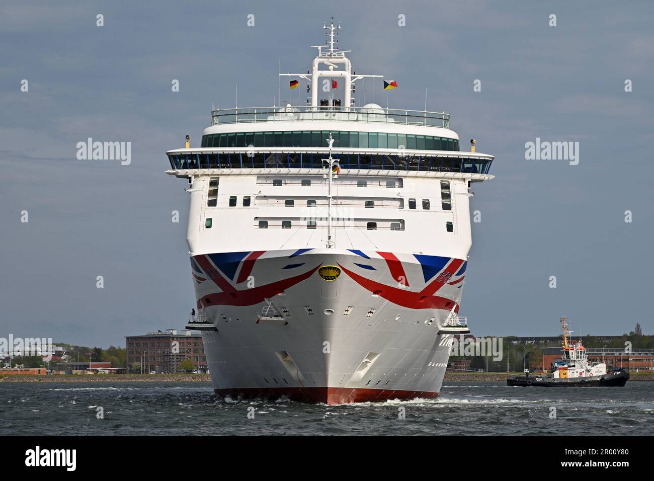 P&O's Kreuzfahrtschiff AURORALAS verlässt den Hafen von Kiel Stockfoto