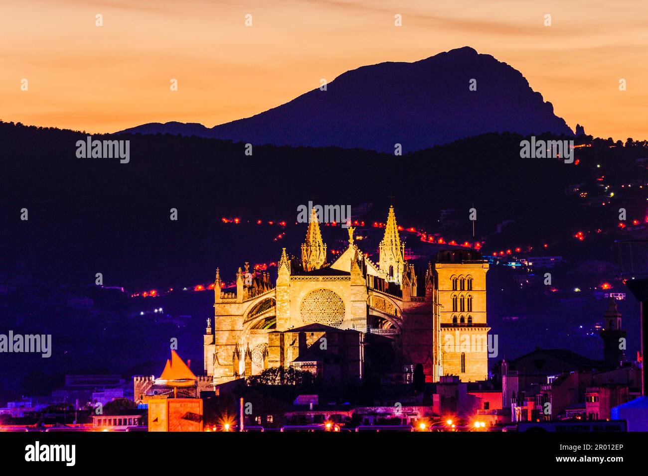 Kathedrale von Mallorca mit dem puig Galatzo im Hintergrund, 13. Jahrhundert, historisch-künstlerisches Denkmal, Palma, mallorca, balearen, spanien, eur Stockfoto