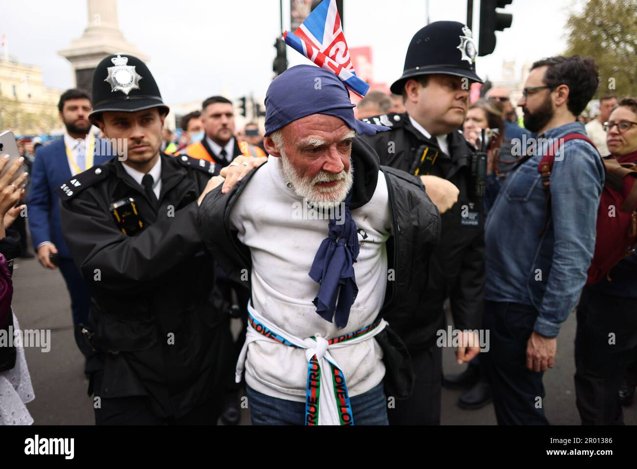 London, Großbritannien. 06. Mai 2023. Ein Mitglied von drei Personen wird von der Polizei am Trafalgar Square festgehalten, vor der Krönung von König Karl III., die heute, am 6. 2023. Mai, stattfindet. König Karl trat dem britischen Thron nach dem Tod seiner Mutter, Königin Elisabeth II., am 8. September 2022 bei. Foto: Ben Cawthra/Sipa USA Kredit: SIPA USA/Alamy Live News Stockfoto