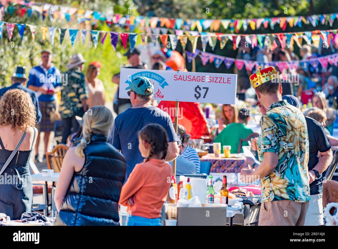 Sydney, Aust., 06. Mai 2023: Die Krönungsfeiern in Sydney waren heute dünn, aber diese Party im Hafenvorort Balgowlah veranstaltete eine königliche Show. Zusammen mit einem Würstchen gab es viele Flaggen und einige weniger wertvolle Kronen zu sehen. Der gemeinderat schloss die Straße und die Gäste feierten und sammelten Geld für ein örtliches Frauenhaus. Eine Rede erinnerte die Menschen daran, dass sie sich 1788 an einem der ersten Treffen der einheimischen Ureinwohner und Kapitän Arthur Philip befanden und sich auch in der treffend benannten King Avenue befanden. Kredit: Stephen Dwyer / Alamy Live News Stockfoto