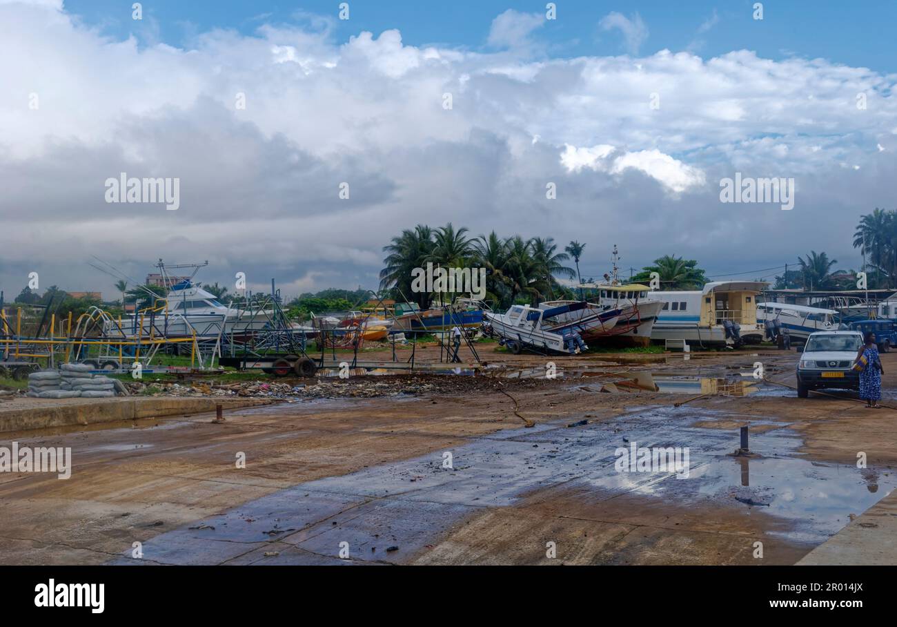 Ein kleiner lokaler Hafen und Werft in den Vororten von Libreville in Gabun mit Booten und Fischereifahrzeugen an der Küste hinter dem Slipway. Stockfoto