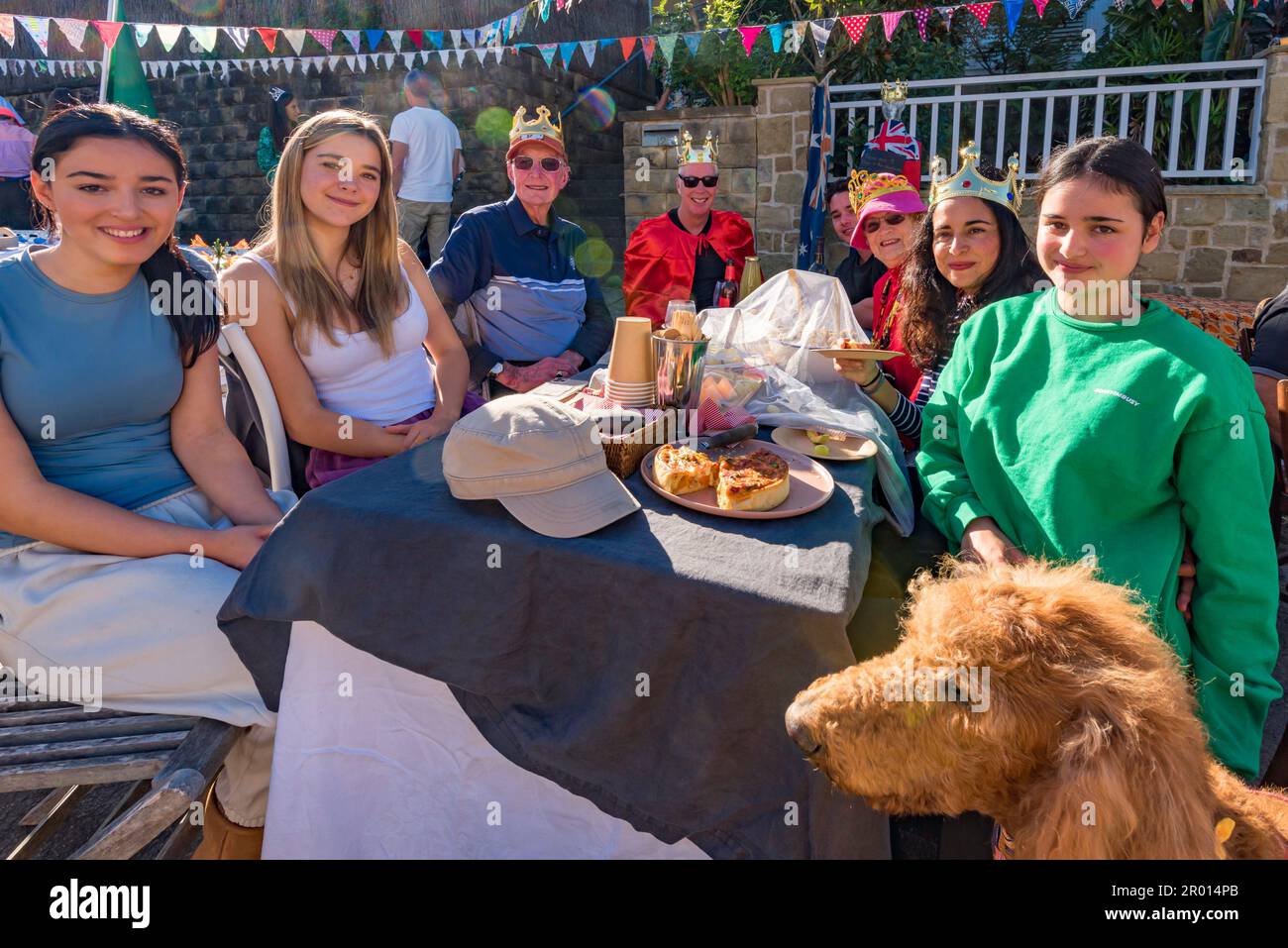 Sydney, Aust., 06. Mai 2023: Die Krönungsfeiern in Sydney waren heute dünn, aber diese Party im Hafenvorort Balgowlah veranstaltete eine königliche Show. Zusammen mit einem Würstchen gab es viele Flaggen und einige weniger wertvolle Kronen zu sehen. Der gemeinderat schloss die Straße und die Gäste feierten und sammelten Geld für ein örtliches Frauenhaus. Eine Rede erinnerte die Menschen daran, dass sie sich 1788 an einem der ersten Treffen der einheimischen Ureinwohner und Kapitän Arthur Philip befanden und sich auch in der treffend benannten King Avenue befanden. Kredit: Stephen Dwyer / Alamy Live News Stockfoto