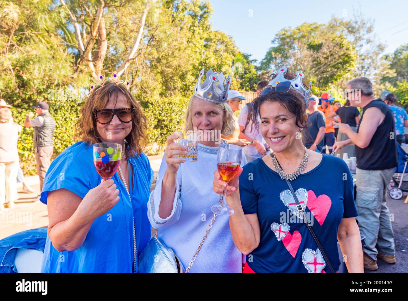 Sydney, Aust., 06. Mai 2023: Die Krönungsfeiern in Sydney waren heute dünn, aber diese Party im Hafenvorort Balgowlah veranstaltete eine königliche Show. Zusammen mit einem Würstchen gab es viele Flaggen und einige weniger wertvolle Kronen zu sehen. Der gemeinderat schloss die Straße und die Gäste feierten und sammelten Geld für ein örtliches Frauenhaus. Eine Rede erinnerte die Menschen daran, dass sie sich 1788 an einem der ersten Treffen der einheimischen Ureinwohner und Kapitän Arthur Philip befanden und sich auch in der treffend benannten King Avenue befanden. Kredit: Stephen Dwyer / Alamy Live News Stockfoto