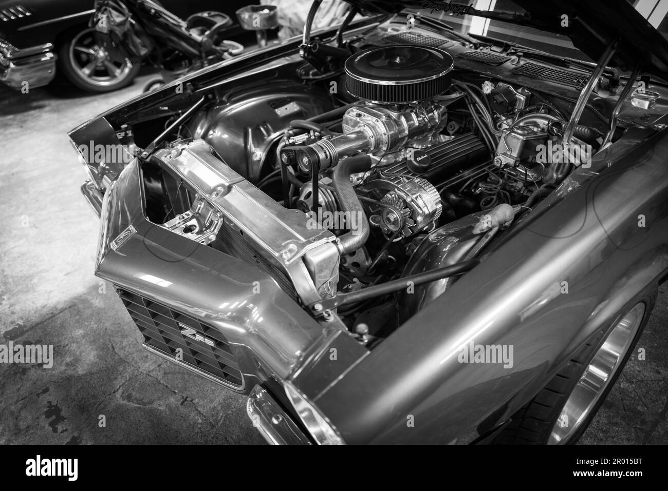 Ein alter Cheverolet mit offener Motorhaube steht in einer Werkstatt Stockfoto