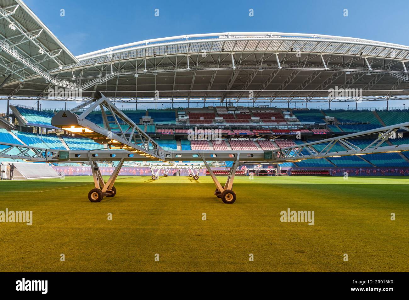 LEIPZIG - 9. OKTOBER 2018: Arena Red Bull Leipzig - Beleuchtungsassimilation von Gras. Stockfoto