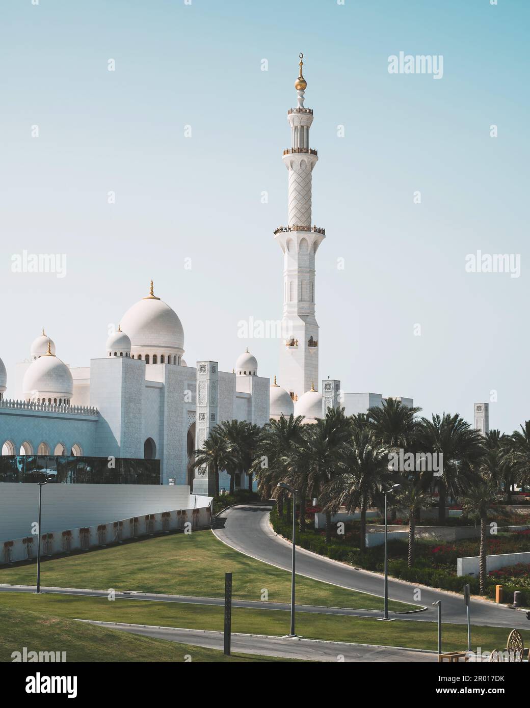 Rückansicht der Scheich-Zayed-Moschee in Abu Dhabi, Vereinigte Arabische Emirate an einem sonnigen Tag von der öffentlichen Überführung aus gesehen. Die große Moschee ist die drittgrößte Stockfoto
