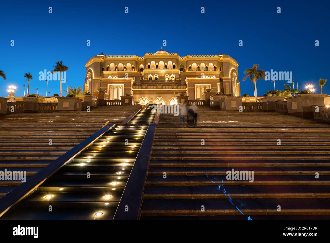 Abu Dhabi, Vereinigte Arabische Emirate - 5. April 2021: Emirates Palace Eingang in Abu Dhabi, Nachtansicht eines der berühmten Reisespots und Sehenswürdigkeiten in Stockfoto