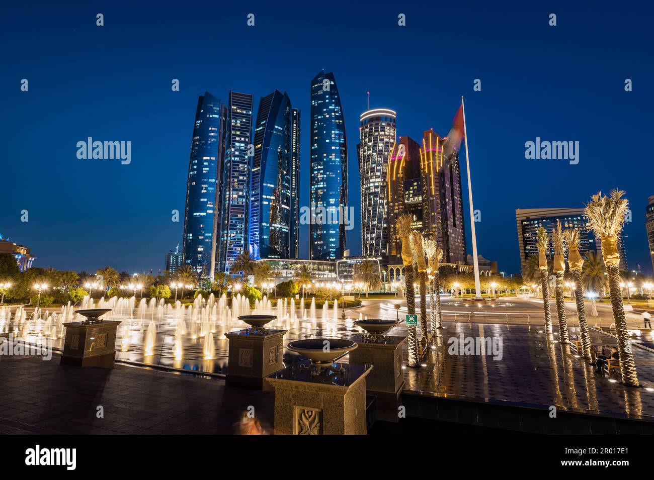 Abu Dhabi, Vereinigte Arabische Emirate - 5. April 2021: Skyline von Abu Dhabi mit den berühmten Wolkenkratzern, die sich über dem corniche-Gebiet in al Bateen erheben, genannt ETI Stockfoto