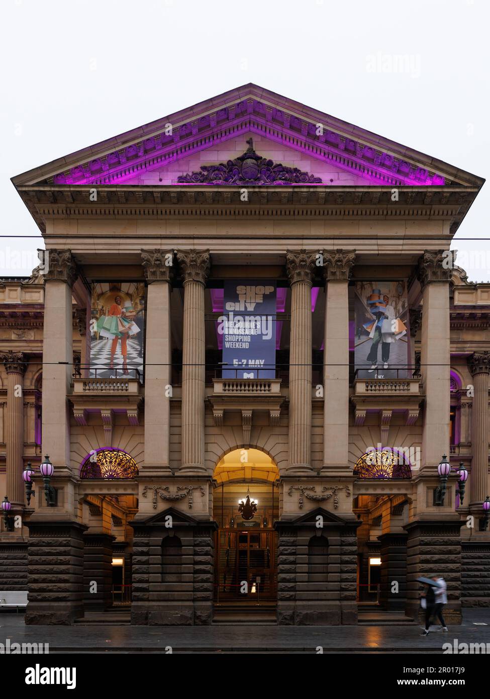 Melbourne CBD Samstag, der Eingang zum Melbourne Rathaus ist lila beleuchtet, um der Krönung von König Karl III. Mai zu gedenken. 6, 2023. Corleve/Alamy Live News Stockfoto