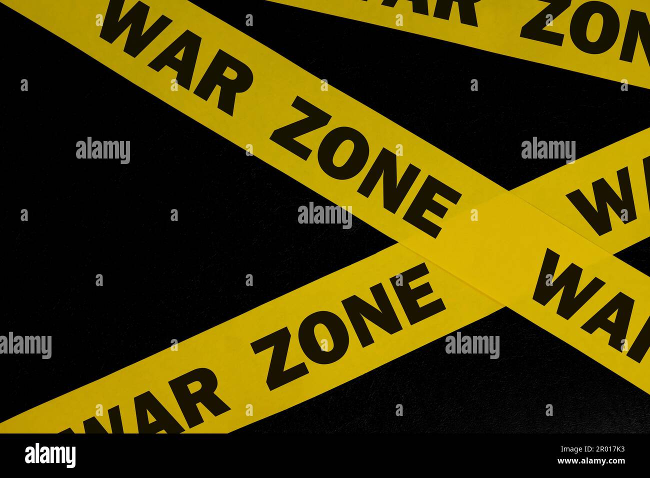 Warn- und Warnkonzept der Kriegszone. Gelbes Absperrband mit Wort auf dunkelschwarzem Hintergrund. Stockfoto