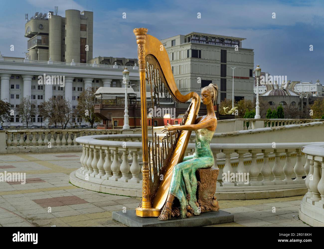 Mazedonisches Nationaltheater mit Statue einer Harfenspielerin davor Stockfoto
