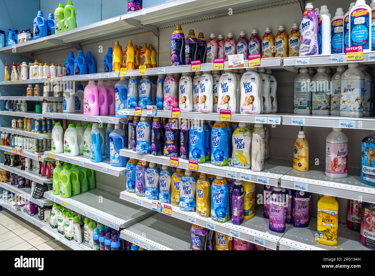 Turin, Italien - 05. Mai 2023: Packungen mit Waschmaschinenweichmachern verschiedener Marken im Regal des italienischen Supermarkts Stockfoto