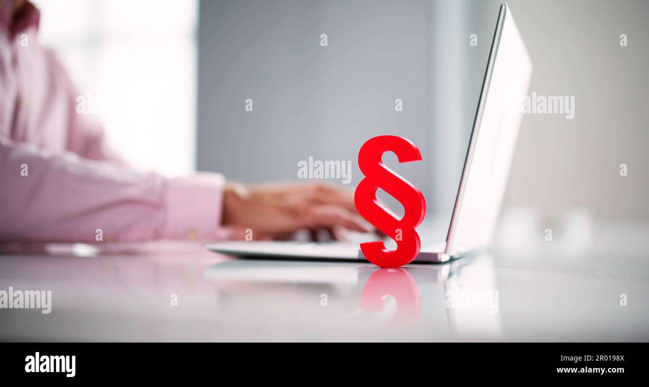 Absatz Gerichtsgesetz Tech Auf Computer. Recht Und Recht Stockfoto