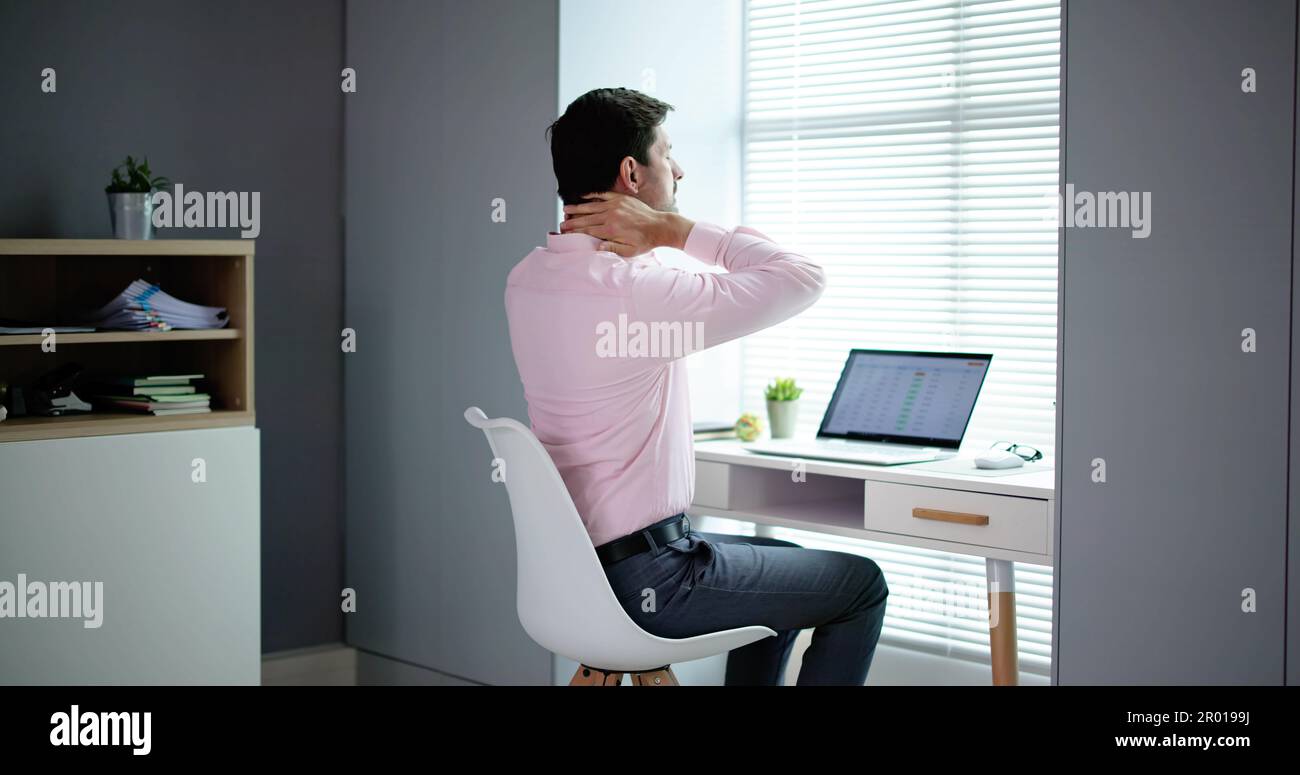 Ergonomischer Stuhl Und Haltung Hinter Dem Arbeitsplatzcomputer. Schulterschmerzen Stockfoto