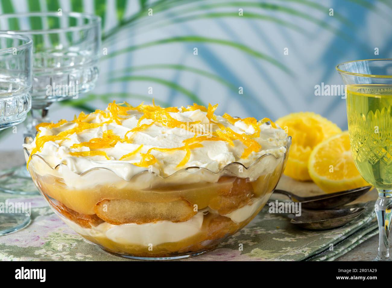 Zitronenfleck mit Limoncello-Likör Stockfoto