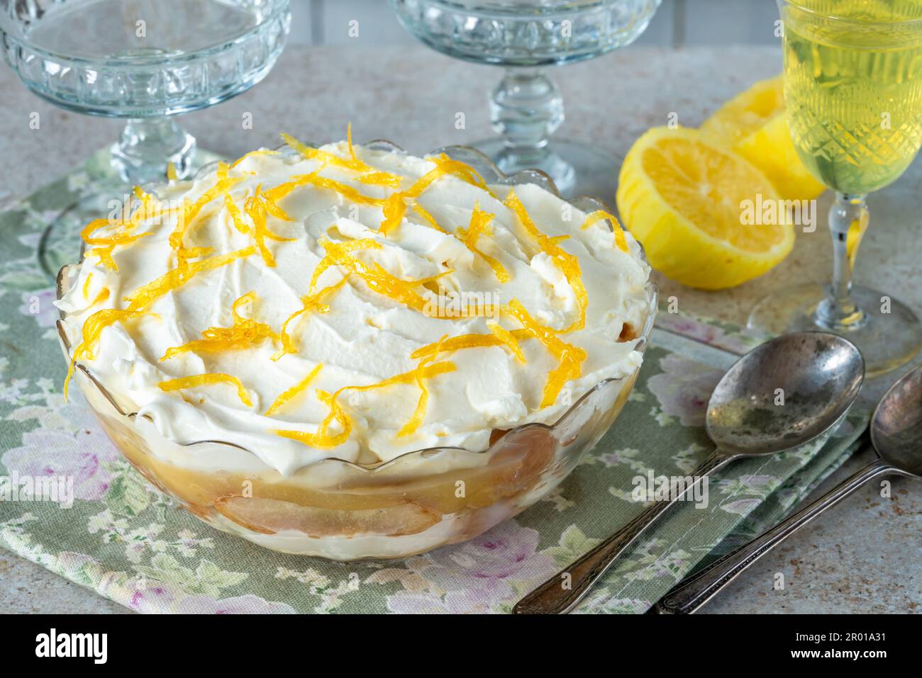 Zitronenfleck mit Limoncello-Likör Stockfoto