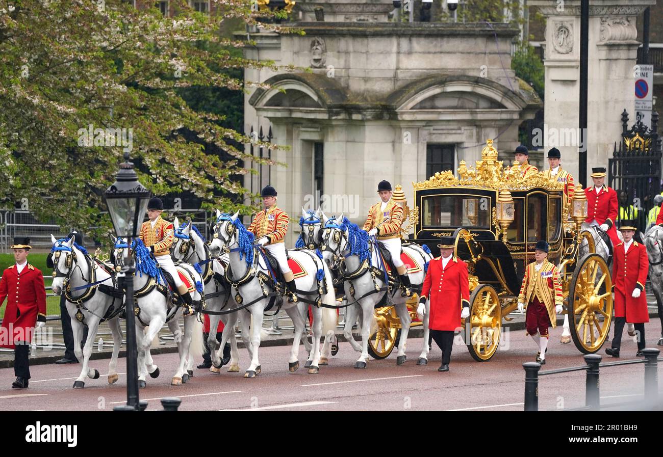 Der Diamond Jubilee State Coach wird begleitet von der Eskorte der Haushaltskavallerie des Sovereign, die vor der Krönungszeremonie von König Karl III. Und Königin Camilla im Zentrum von London am Buckingham Palace ankommt. Foto: Samstag, 6. Mai 2023. Stockfoto