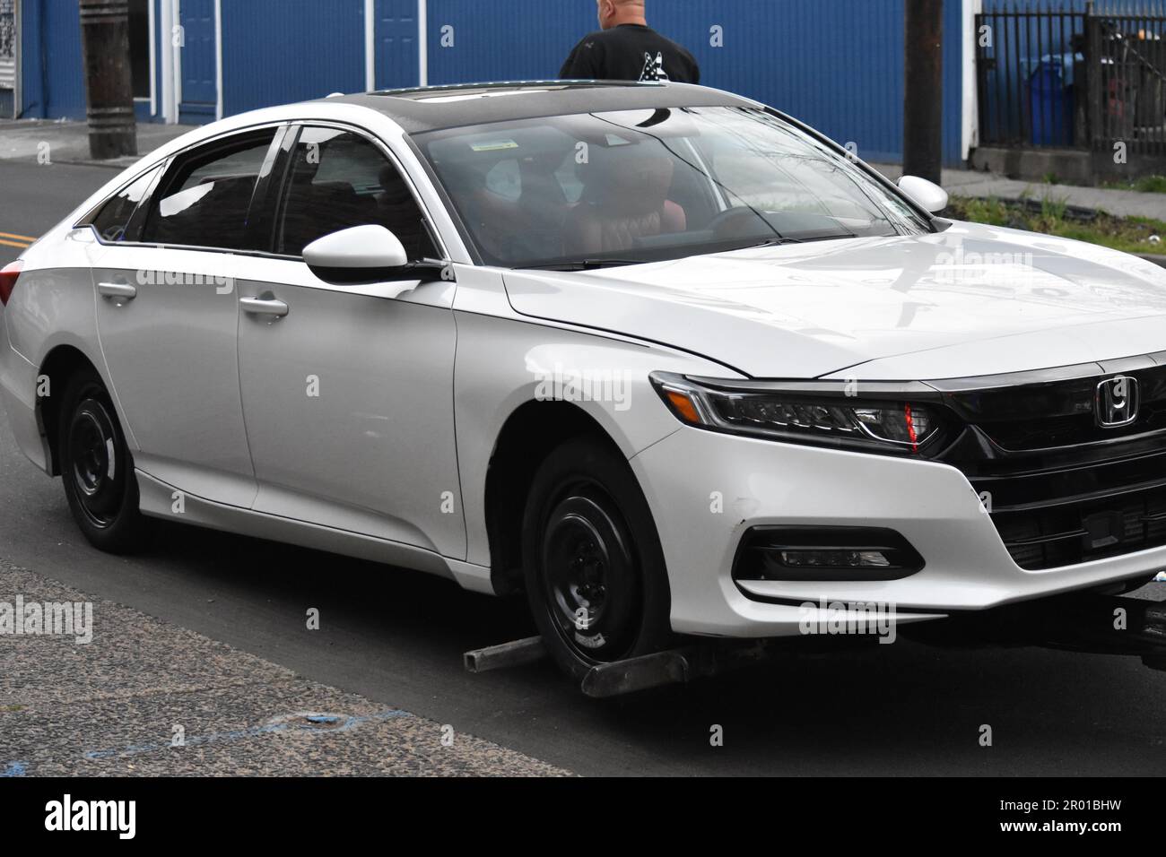 Paterson, Usa. 05. Mai 2023. Gestohlenes Honda Fahrzeug, das von der Paterson Polizei geborgen wurde. Ein gestohlenes Fahrzeug wurde in Paterson, New Jersey, gefunden. Die Verdächtigen wurden Berichten zufolge in der East 18. Street angehalten und in Gewahrsam genommen, wo die Behörden das Fahrzeug in Besitz nahmen und die Verdächtigen in Gewahrsam nahmen. Kredit: SOPA Images Limited/Alamy Live News Stockfoto