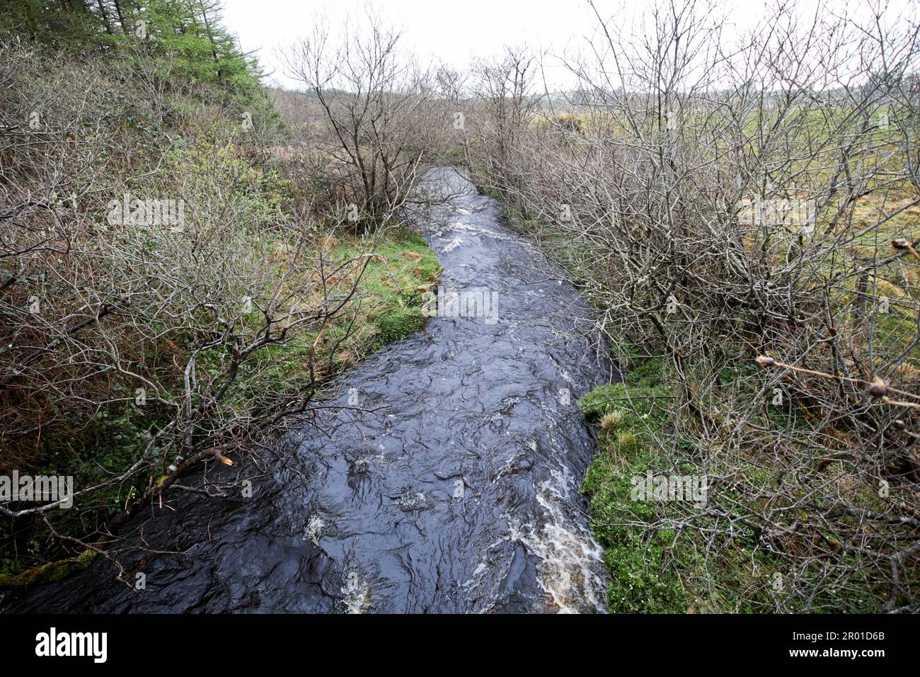 Kleiner Fluss im Hochwasser in abgelegenen ländlichen Bergregionen der Grafschaft donegal republik irland Stockfoto