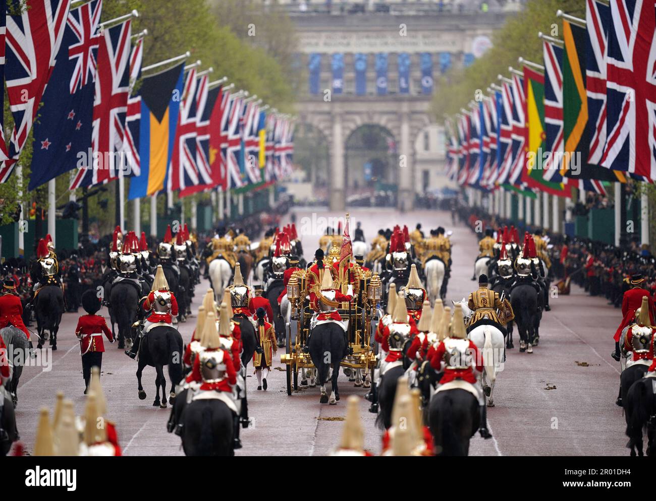 Der Diamond Jubilee State Coach, begleitet von der Eskorte des Sovereign's Escort of the Household Cavalry, reist entlang der Mall in der King's Procession zur Krönungszeremonie von König Karl III. Und Königin Camilla im Zentrum von London. Foto: Samstag, 6. Mai 2023. Stockfoto