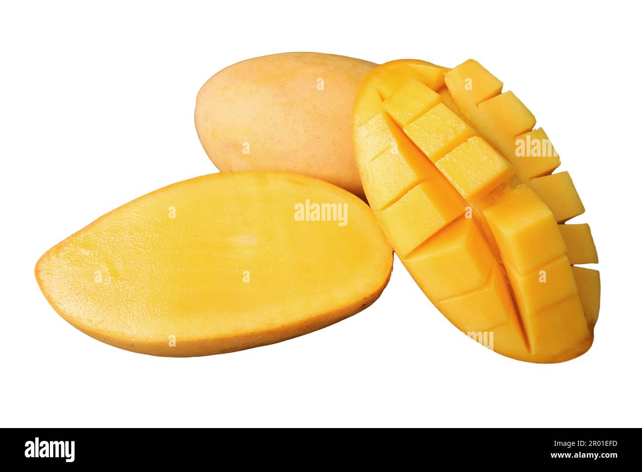 Frische, reife Mango, halbiert und quer geschnitten, isoliert auf weißem Hintergrund Stockfoto