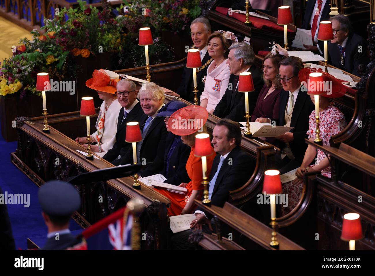 (Von links nach rechts von der hinteren Reihe) ehemalige Premierminister Sir Tony Blair, Gordon Brown, David Cameron, Theresa May, Boris Johnson und Liz Truss mit ihren Partnern vor der Krönung von König Charles III. Und Königin Camilla in Westminster Abbey, London. Foto: Samstag, 6. Mai 2023. Stockfoto