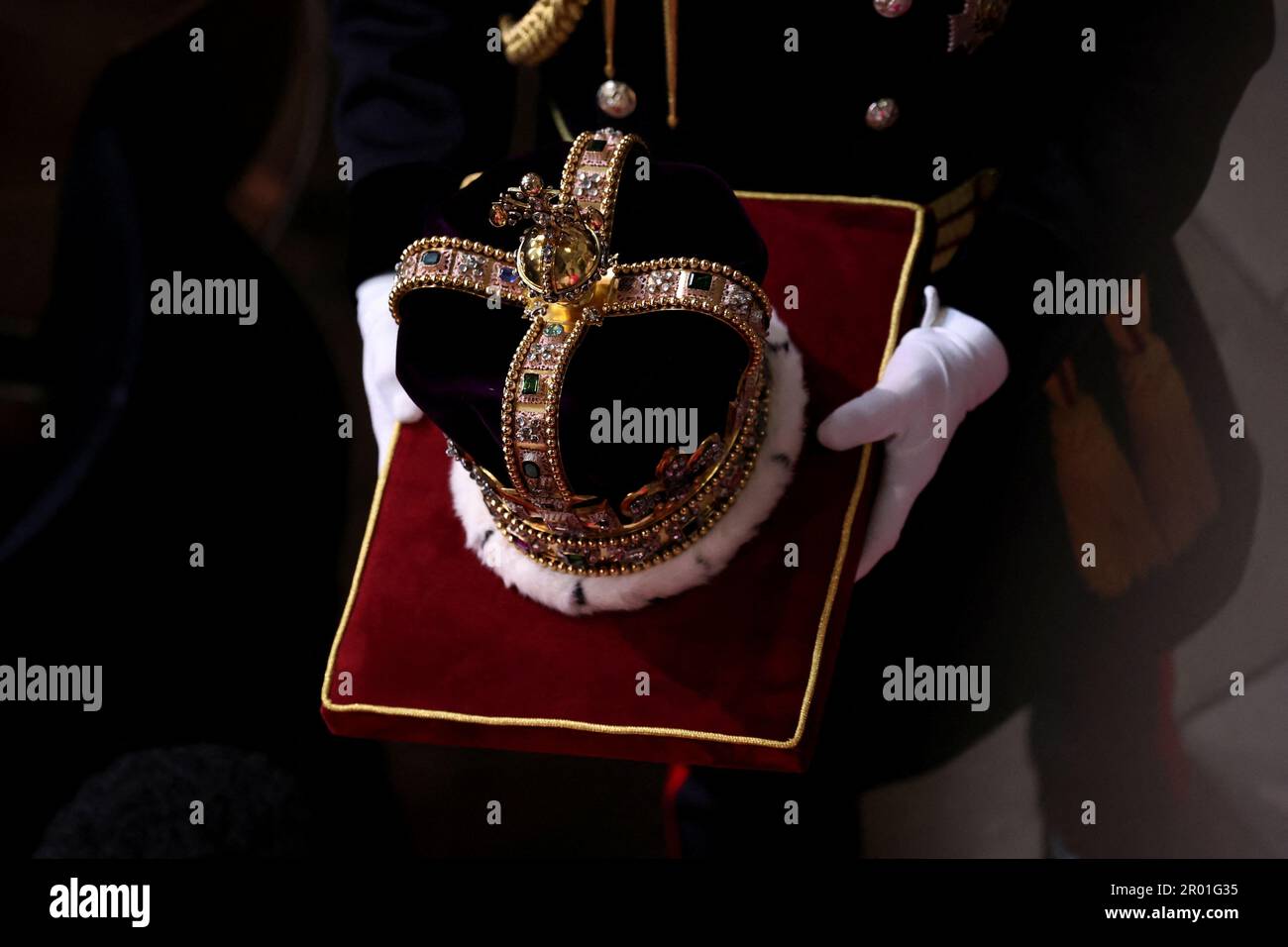 Ein allgemeiner Blick auf St. Edward's Crown auf einem Kissen während der Krönung von König Karl III. Und Königin Camilla in Westminster Abbey, London. Foto: Samstag, 6. Mai 2023. Stockfoto
