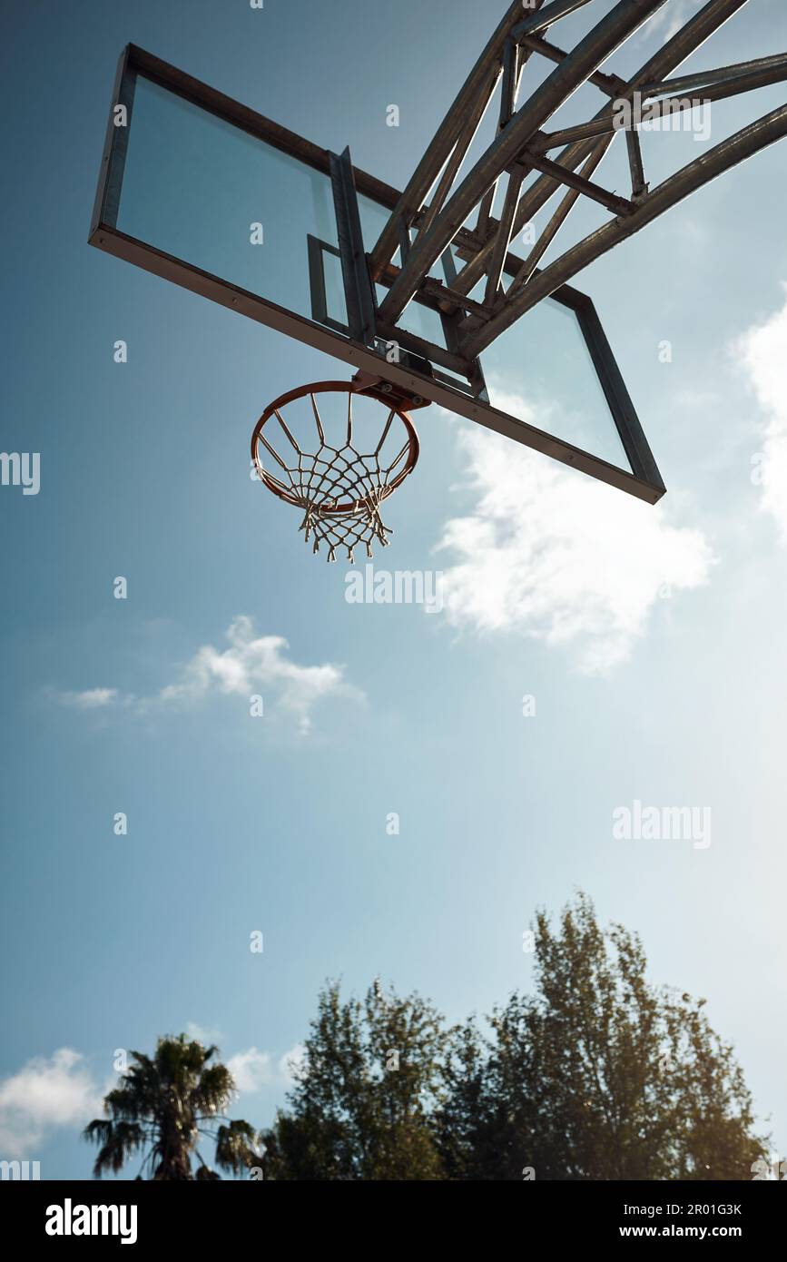 Wir haben alle eine Chance auf Größe. Nahaufnahme eines Basketballkörpers auf einem Sportplatz. Stockfoto