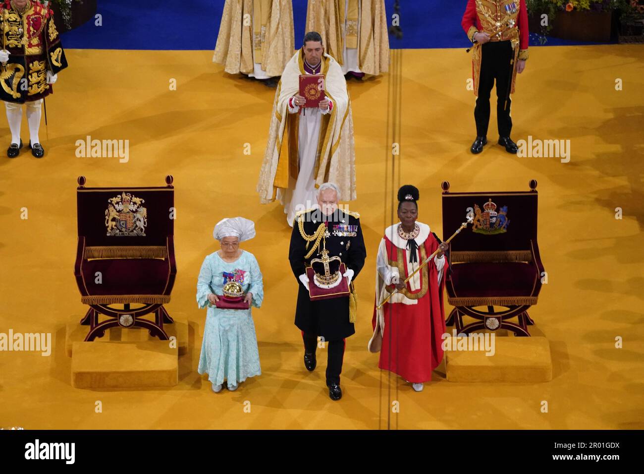 Der Drehkörper, das Zepter mit der Taube und die Krone des kaiserlichen Staates werden vor der Krönung von König Karl III. Und Königin Camilla in Westminster Abbey, London, auf die Throne gebracht. Foto: Samstag, 6. Mai 2023. Stockfoto