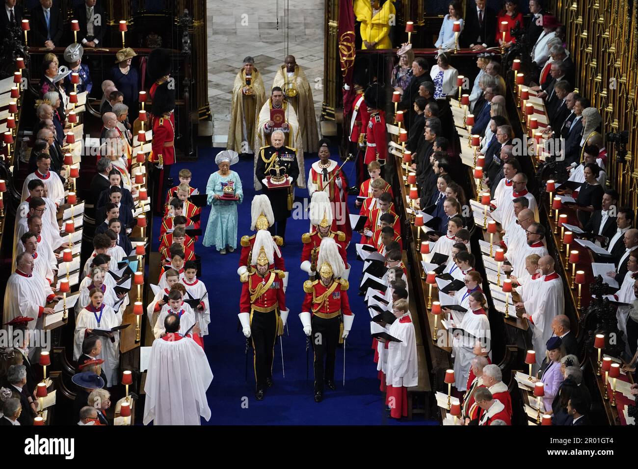 Der Drehkörper, das Zepter mit der Taube und die Krone des kaiserlichen Staates werden vor der Krönung von König Karl III. Und Königin Camilla in Westminster Abbey, London, auf die Throne gebracht. Foto: Samstag, 6. Mai 2023. Stockfoto