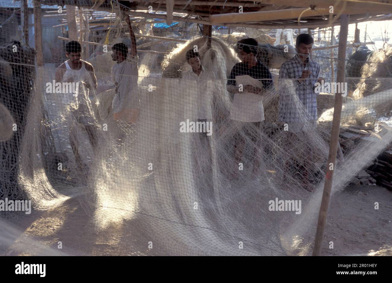 Mitarbeiter der Outdoor-Wäscherei Dhobi Ghat in Mahalaxmi im Stadtzentrum von Mumbai in Indien. Indien, Mumbai, März 1998 Stockfoto