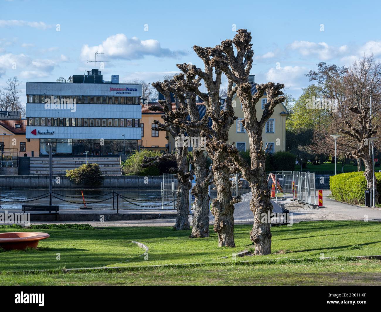 Stadtpark Stromparken an einem Frühlingsabend in Norrköping, Schweden. Norrköping ist eine historische Industriestadt. Stockfoto