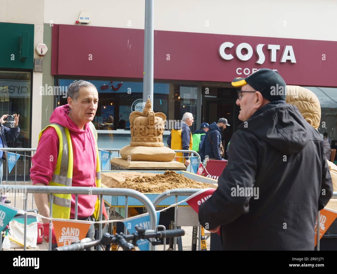 Rumpf, East Riding of Yorkshire. Mai 2023. Hull City Centre feierte heute die Krönung von König Charles stilvoll, die Stadt ist eine Waschung in Rot, weiß und Blau. Die Veranstaltungen fanden auf dem Queen Victoria Square, der King Edward St und dem Beverley Gate statt, wobei die Krönung auf großen Leinwänden im Stadtzentrum gezeigt wurde. IM BILD: BridgetCatterall/AlamyLiveNews Stockfoto