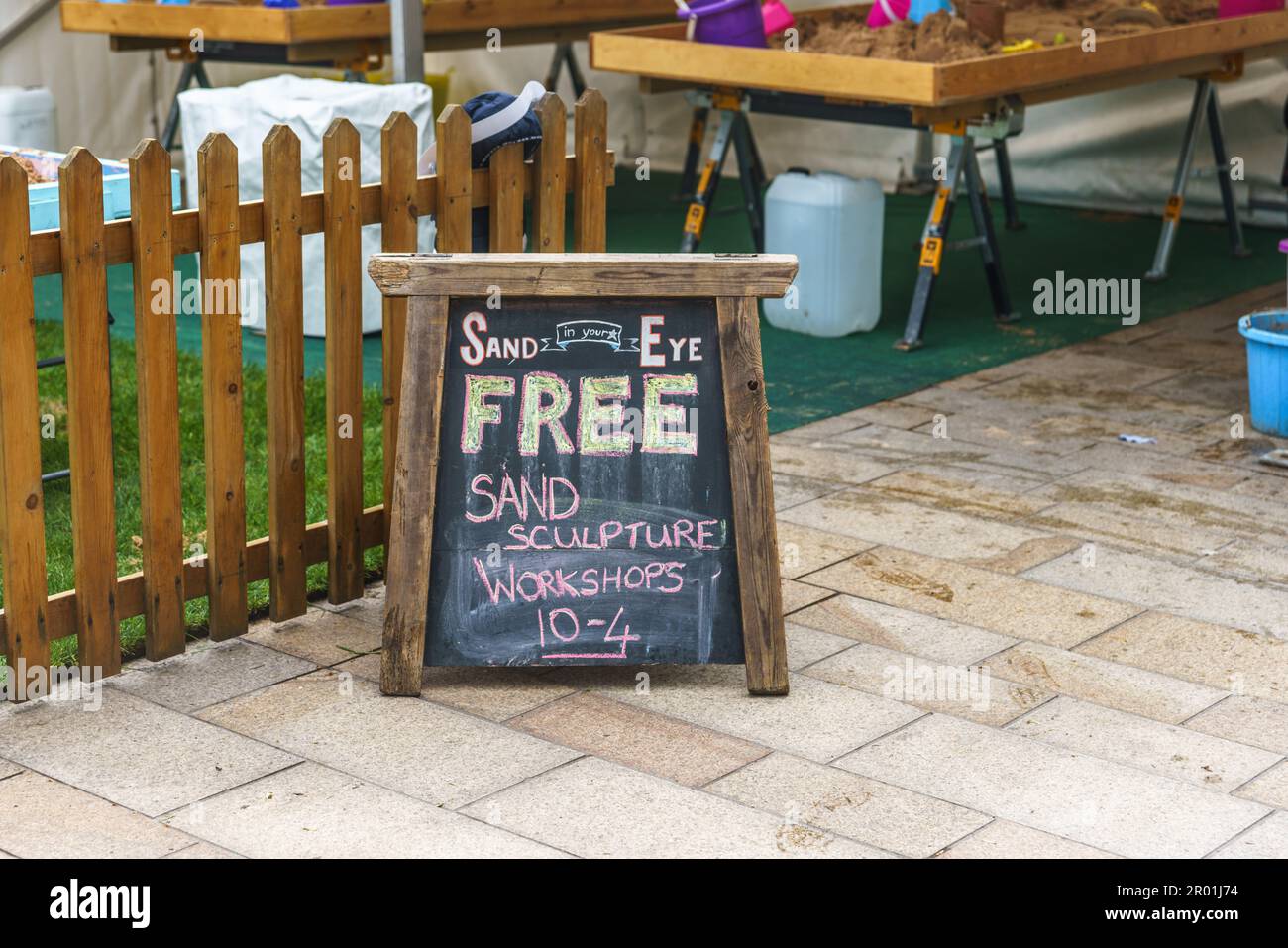 Rumpf, East Riding of Yorkshire. Mai 2023. Hull City Centre feierte heute die Krönung von König Charles stilvoll, die Stadt ist eine Waschung in Rot, weiß und Blau. Die Veranstaltungen fanden auf dem Queen Victoria Square, der King Edward St und dem Beverley Gate statt, wobei die Krönung auf großen Leinwänden im Stadtzentrum gezeigt wurde. IM BILD: BridgetCatterall/AlamyLiveNews Stockfoto