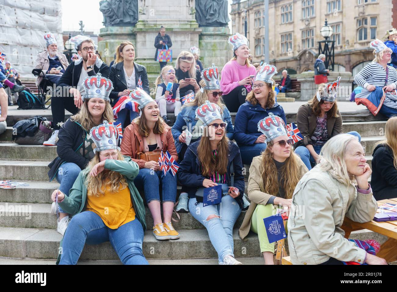 Rumpf, East Riding of Yorkshire. Mai 2023. Hull City Centre feierte heute die Krönung von König Charles stilvoll, die Stadt ist eine Waschung in Rot, weiß und Blau. Die Veranstaltungen fanden auf dem Queen Victoria Square, der King Edward St und dem Beverley Gate statt, wobei die Krönung auf großen Leinwänden im Stadtzentrum gezeigt wurde. IM BILD: Die Leute beobachten die Prozession von einem Bildschirm in der City Hall BridgetCatterall/AlamyLiveNews Stockfoto