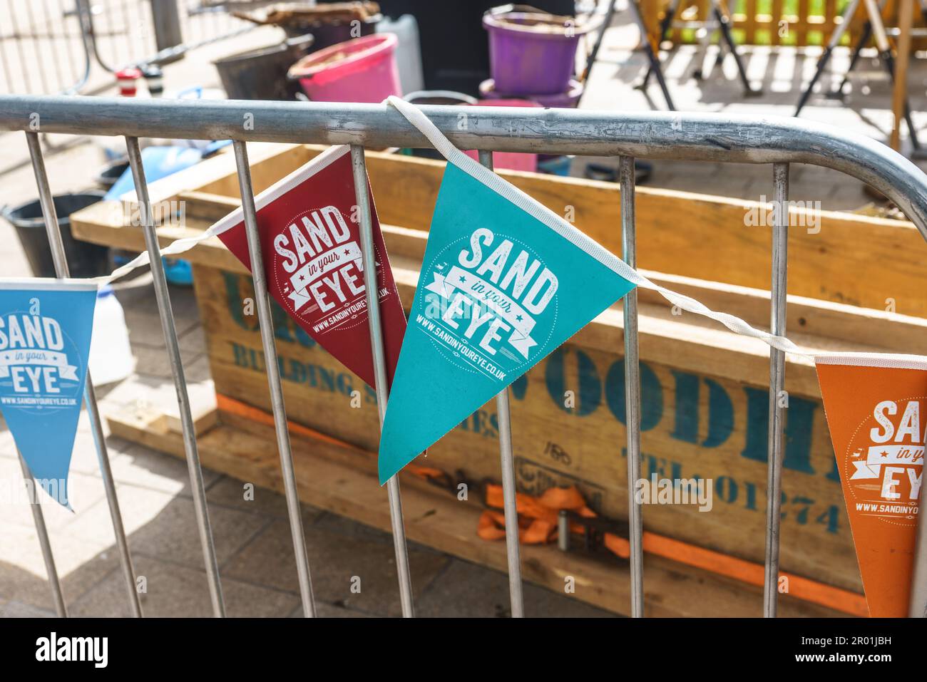 Rumpf, East Riding of Yorkshire. Mai 2023. Hull City Centre feierte heute die Krönung von König Charles stilvoll, die Stadt ist eine Waschung in Rot, weiß und Blau. Die Veranstaltungen fanden auf dem Queen Victoria Square, der King Edward St und dem Beverley Gate statt, wobei die Krönung auf großen Leinwänden im Stadtzentrum gezeigt wurde. IM BILD: BridgetCatterall/AlamyLiveNews Stockfoto