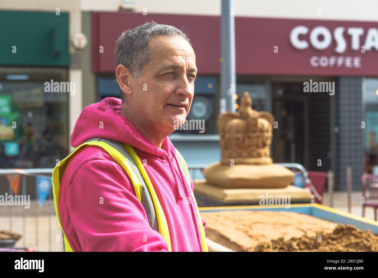 Rumpf, East Riding of Yorkshire. Mai 2023. Hull City Centre feierte heute die Krönung von König Charles stilvoll, die Stadt ist eine Waschung in Rot, weiß und Blau. Die Veranstaltungen fanden auf dem Queen Victoria Square, der King Edward St und dem Beverley Gate statt, wobei die Krönung auf großen Leinwänden im Stadtzentrum gezeigt wurde. IM BILD: Peter McKenns ein freischaffender Bildhauer von „Sand in Your Eye“ BridgetCatterall/AlamyLiveNews Stockfoto