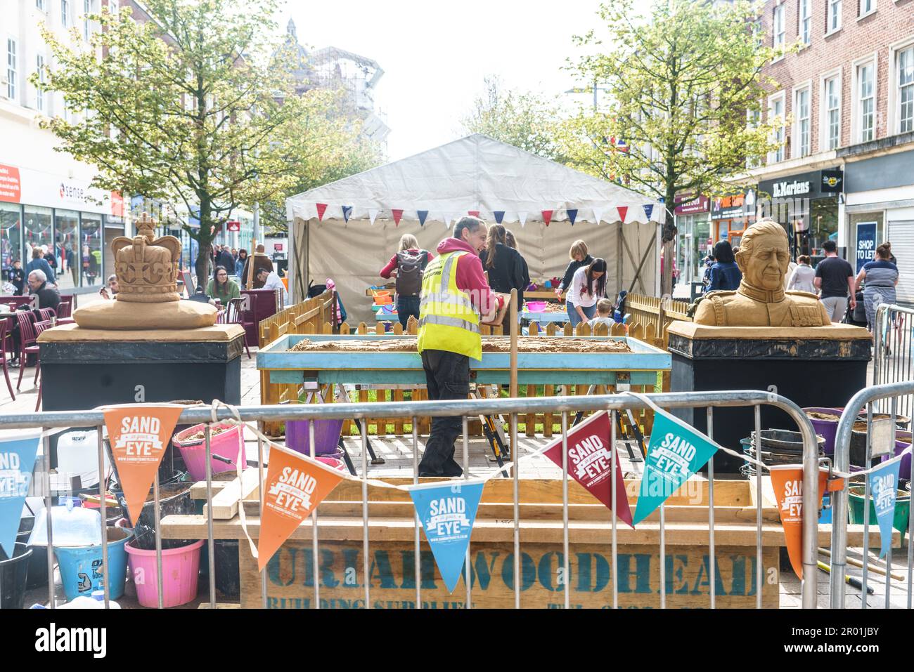 Rumpf, East Riding of Yorkshire. Mai 2023. Hull City Centre feierte heute die Krönung von König Charles stilvoll, die Stadt ist eine Waschung in Rot, weiß und Blau. Die Veranstaltungen fanden auf dem Queen Victoria Square, der King Edward St und dem Beverley Gate statt, wobei die Krönung auf großen Leinwänden im Stadtzentrum gezeigt wurde. IM BILD: BridgetCatterall/AlamyLiveNews Stockfoto