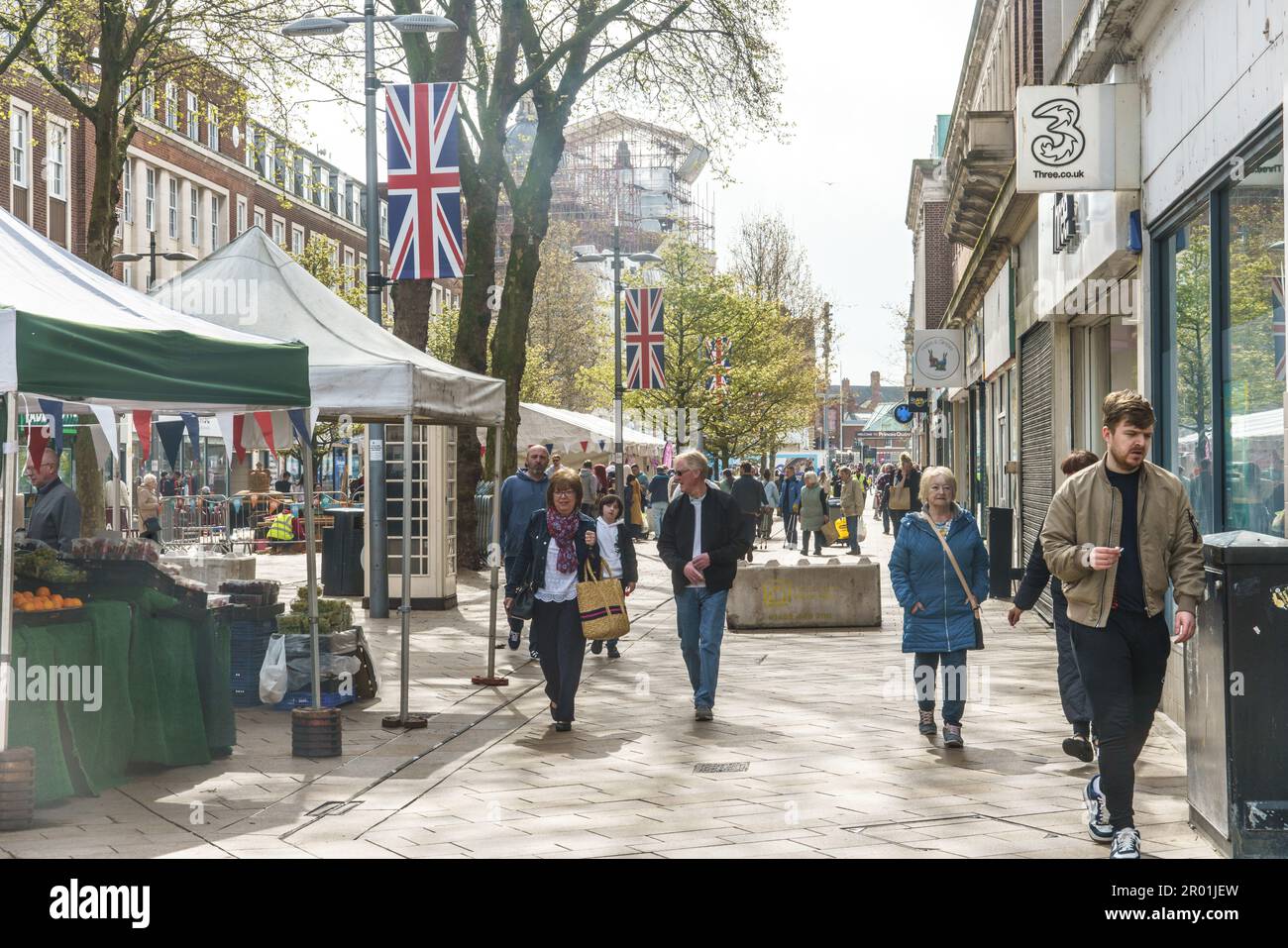 Rumpf, East Riding of Yorkshire. Mai 2023. Hull City Centre feierte heute die Krönung von König Charles stilvoll, die Stadt ist eine Waschung in Rot, weiß und Blau. Die Veranstaltungen fanden auf dem Queen Victoria Square, der King Edward St und dem Beverley Gate statt, wobei die Krönung auf großen Leinwänden im Stadtzentrum gezeigt wurde. IM BILD: BridgetCatterall/AlamyLiveNews Stockfoto