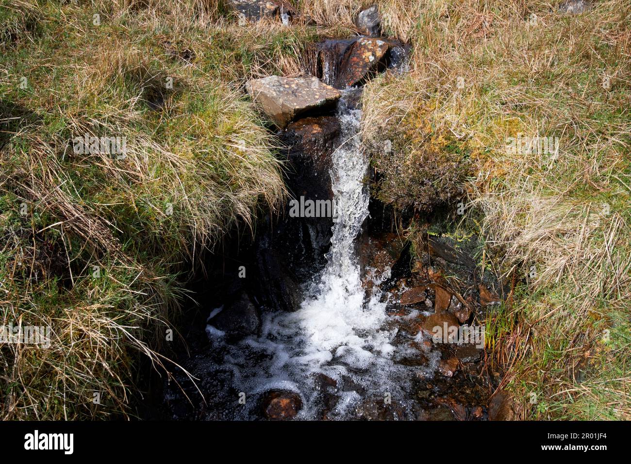 Torfbäche, die durch das Bergmoor schlängeln, um die Torfflecken unter der Oberfläche in der Nähe des slieve League County donegal republic of ireland freizulegen Stockfoto