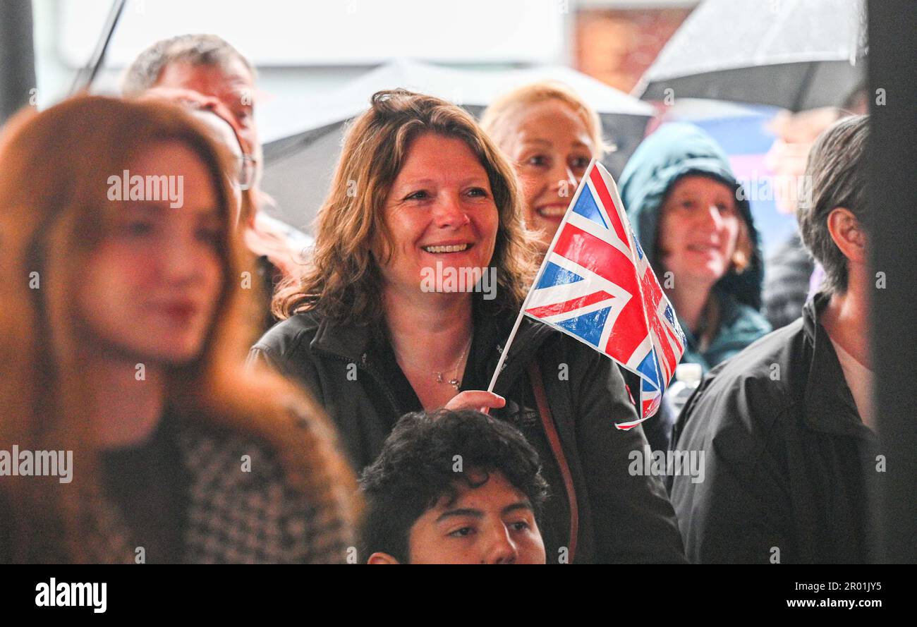 Brighton UK, 6. Mai 2023 - heute sehen die Massen die Krönung von König Charles III auf einem großen Bildschirm am Brighton Jubilee Square : Credit Simon Dack / Alamy Live News Stockfoto