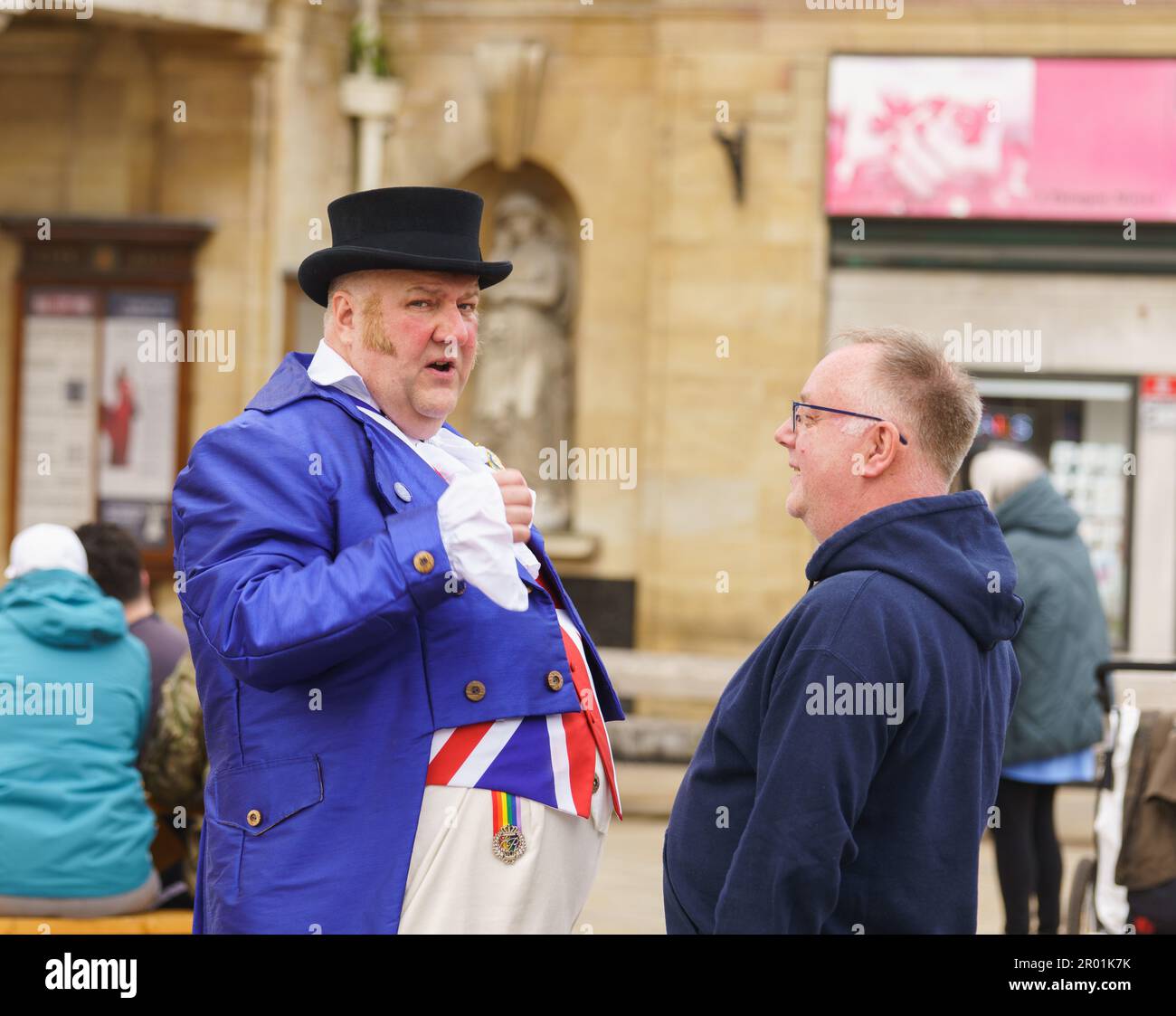 Rumpf, East Riding of Yorkshire. Mai 2023. Hull City Centre feierte heute die Krönung von König Charles stilvoll, die Stadt ist eine Waschung in Rot, weiß und Blau. Die Veranstaltungen fanden auf dem Queen Victoria Square, der King Edward St und dem Beverley Gate statt, wobei die Krönung auf großen Leinwänden im Stadtzentrum gezeigt wurde. IM BILD: BridgetCatterall/AlamyLiveNews Stockfoto Rumpf, East Riding of Yorkshire. Mai 2023. Hull City Centre feierte heute die Krönung von König Charles stilvoll, die Stadt ist eine Waschung in Rot, weiß und Blau. Die Veranstaltungen fanden auf dem Queen Victoria Square, der King Edward St und dem Beverley Gate statt, wobei die Krönung auf großen Leinwänden im Stadtzentrum gezeigt wurde. IM BILD: BridgetCatterall/AlamyLiveNews Stockfoto