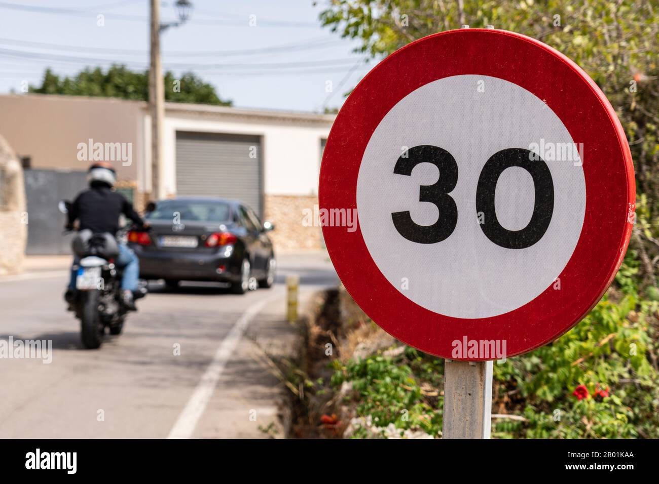 Verkehrsschild mit Geschwindigkeitsbegrenzung auf 30 km/h, Randa, Mallorca, Balearen, Spanien. Stockfoto