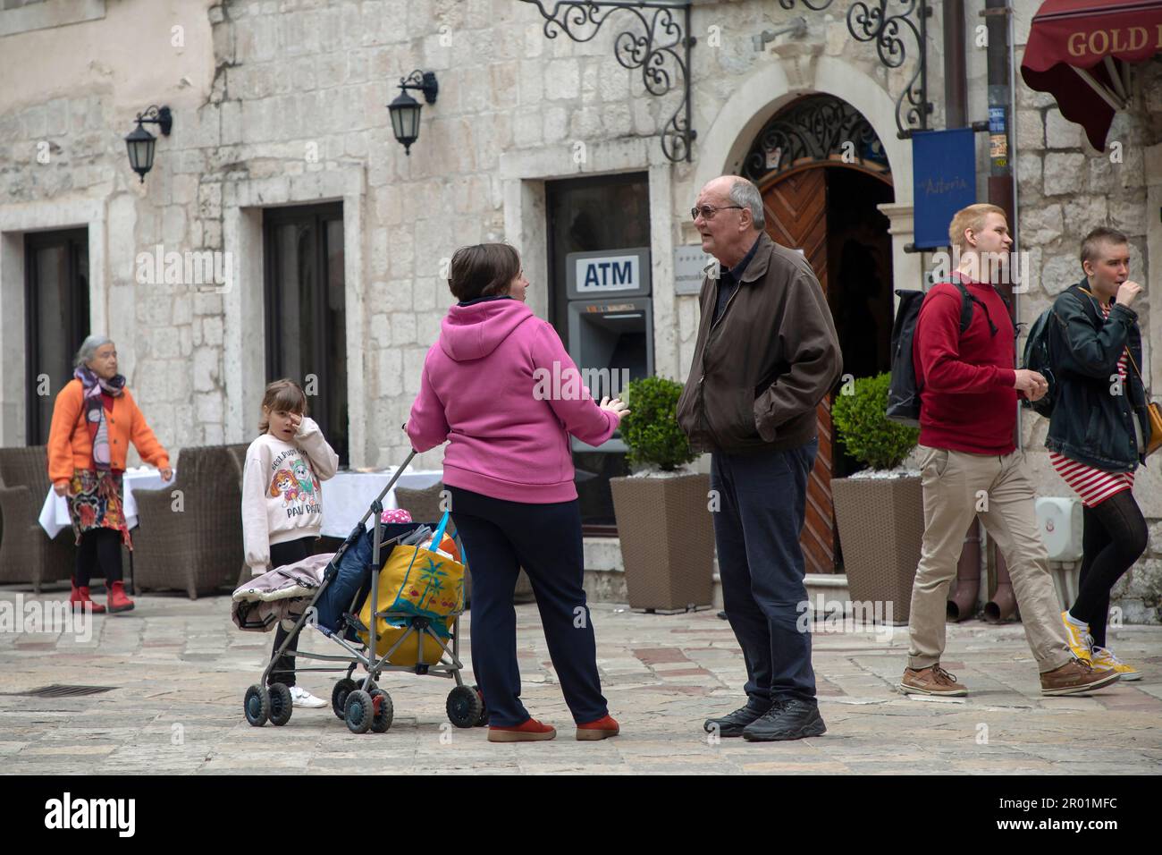 Montenegro, 9. April 2023: Straßenszene mit Einheimischen und Touristen in der Altstadt von Kotor Stockfoto