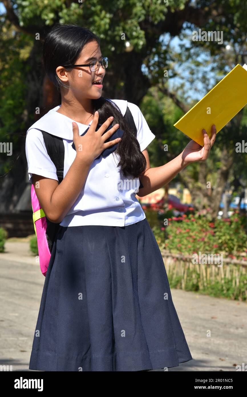 Asiatisches Schulmädchen, Das Schuluniform Mit Schulbüchern Trägt Stockfoto